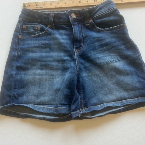 EUC Indigo Rein Curvy Short Juniors 5/26 Medium Wash Whiskered Stretch Denim - Picture 1 of 7